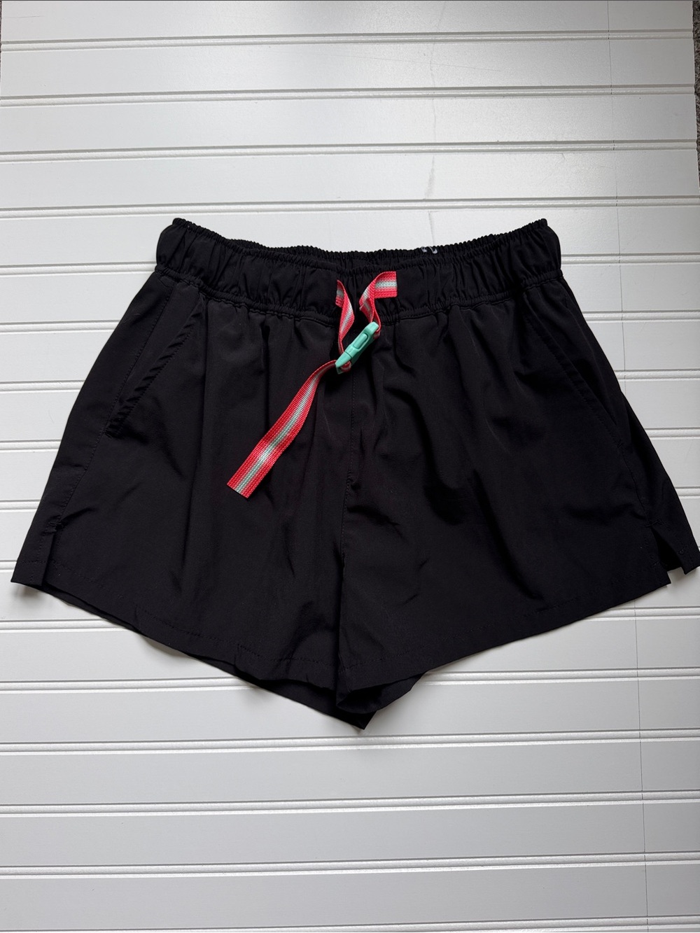 Ocean+Coast Women’s Elastic Waist Shorts with Accent Drawstring - size Small